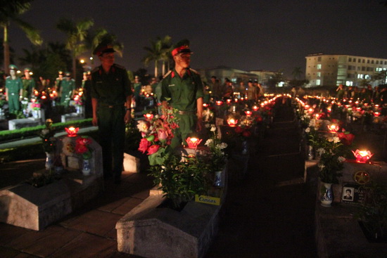 Thắp nến tri ân anh hùng liệt sĩ ảnh 1